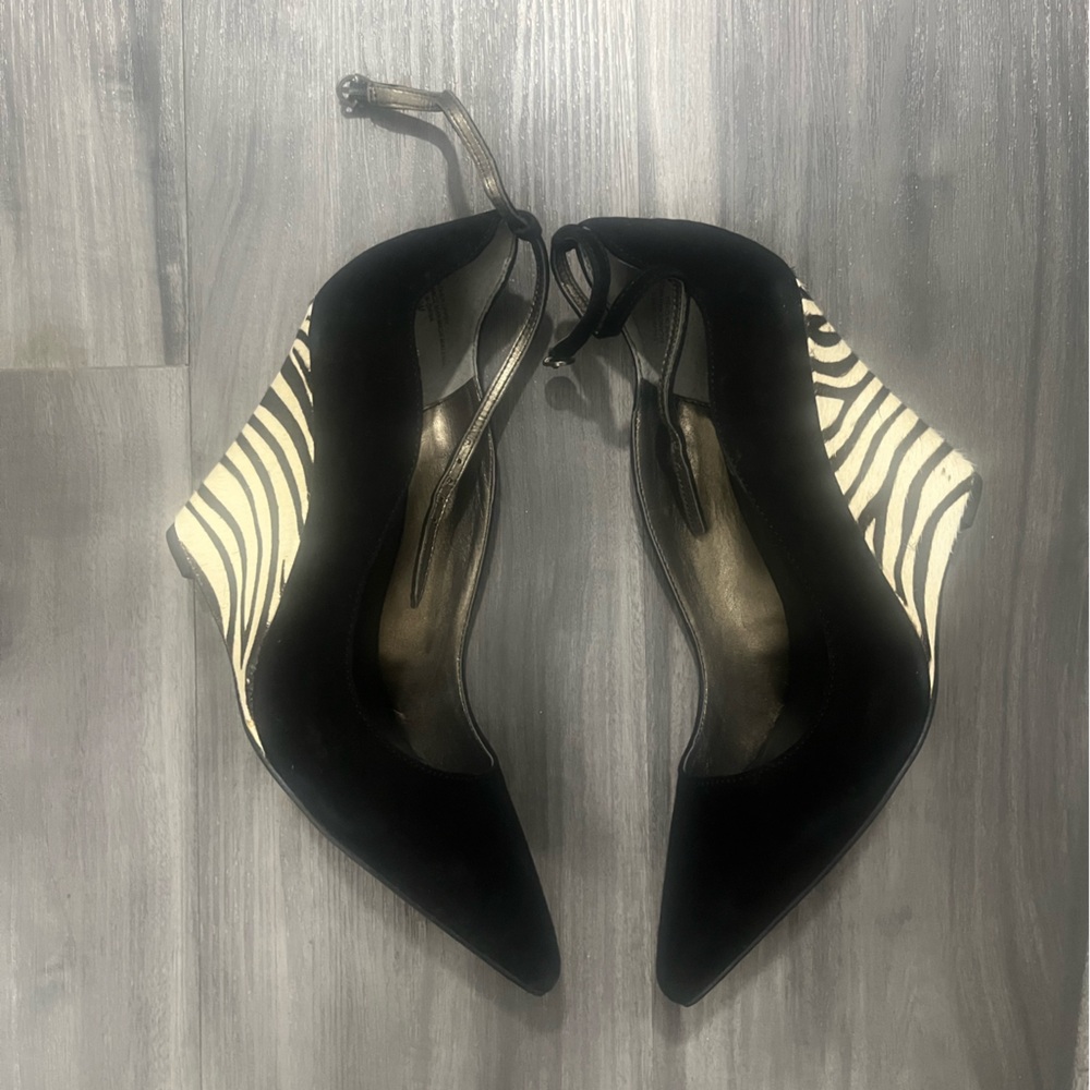Levity Black and White Wedges